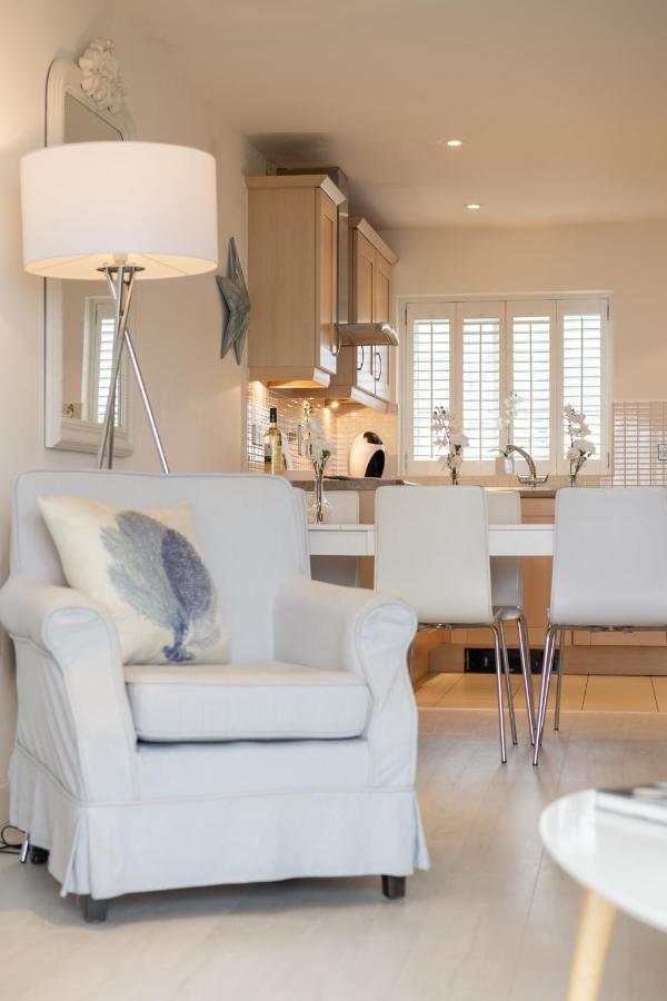 Luxury Beachfront Outstanding 2 Bedroom Apartment Eastbourne Exterior foto