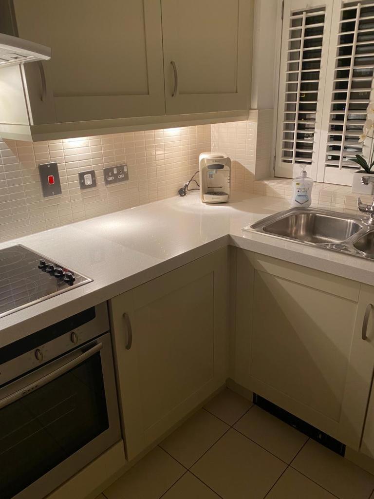 Luxury Beachfront Outstanding 2 Bedroom Apartment Eastbourne Exterior foto